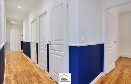 le couloir de l'appartement rénové