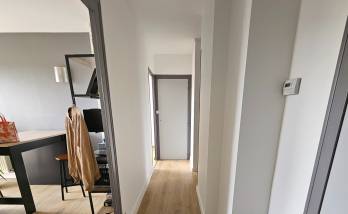 Couloir rénové en vinyle coloris chêne clair