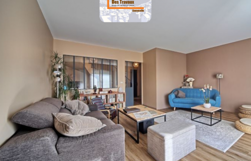 Salon rénové à La Roche-sur-Foron avec verrière intérieure, parquet bois clair et mobilier moderne – projet signé La Maison Des Travaux Bonneville