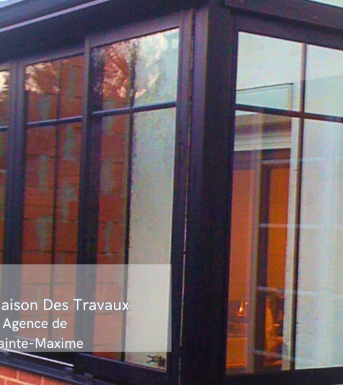 La base en briques est montée pour assurer une intégration parfaite avec la maison, tandis que la structure en aluminium prend forme.  