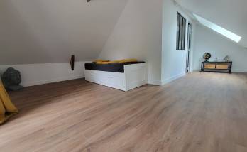 Chambre 1 terminée – Lumière naturelle et ambiance cosy