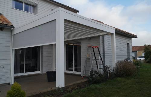 Installation d'une pergola bioclimatique au Bignon