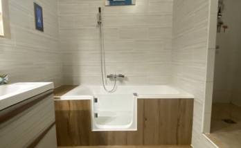 Salle de bain PMR finition bois La Maison Des Travaux Ales