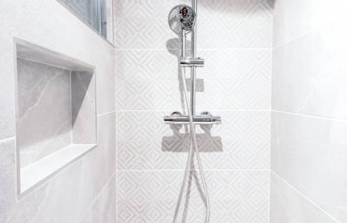 Douche avec colonne et niche à savons