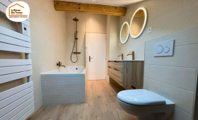 faïence salle de bains texturée, parquet salle de bain, baignoire moderne salle de bain, rénovation intérieure Nantua, salle de bain sous pente