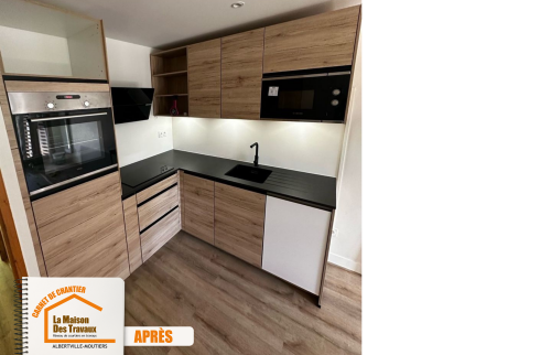 Studio rénové confort, Économie d'énergie studio, Aménagement optimal studio, Design intérieur studio, Studio fonctionnel rénové, Matériaux de qualité rénovation,