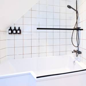 Détail robinetterie noire mate salle de bains Bédée – Marie Gautier architecte