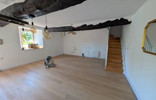 Gros plan sur le nouveau sol effet bois, alliant élégance et confort