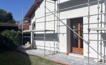 Chantier en cours : Les abords sont protégés pour assurer la propreté du chantier