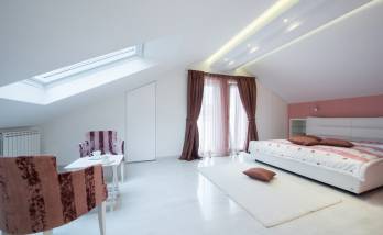 Une chambre lumineuse sous les toits