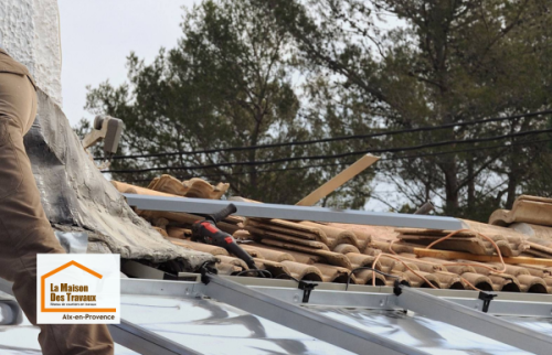 Pose d’un panneau solaire sur une toiture résidentielle à Venelles. Un projet de rénovation énergétique visant à réduire la consommation électrique du logement.