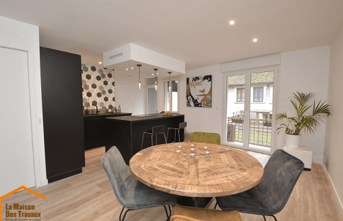 Nouvelle pièce de vie moderne après rénovation à Voiron