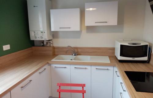 Cuisine rénovée avec chauffe eau 