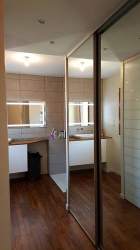 Rénovation de salle de bain avec placard encastré à portes miroir - La Grande Motte 34280