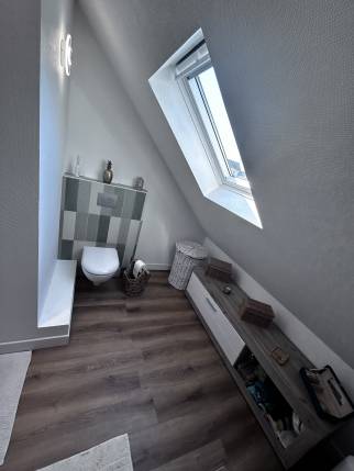 WC suspendu intégrée dans la nouvelle salle de bain.