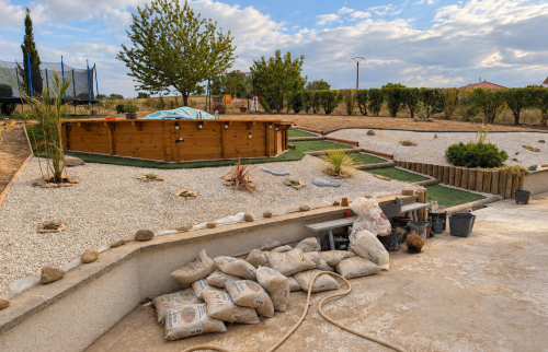 Jardin paysager avec piscine hors-sol et espaces minéraux à Saint-Cassien