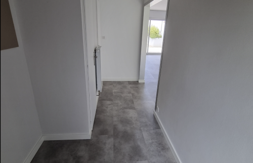 Rénovation de sol et pose d’un poêle à Saint-Marcellin : un intérieur plus cohérent et plus actuel couloir