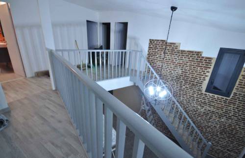 Le vieil escalier est repeint en gris clair