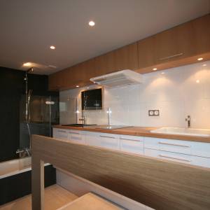 Rénovation complète d'un studio de 16m² à Paris - Vue sur la cuisine et la baignoire