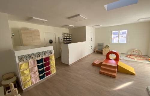 salle d'éveil et vestiaire enfant micro crèche La Maison Des Travaux Alès