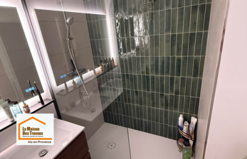 Avant / après d’une rénovation de salle de bain à Aix-en-Provence : remplacement de la baignoire par une douche moderne, modernisation des équipements et transformation complète de l’ambiance de la pièce.