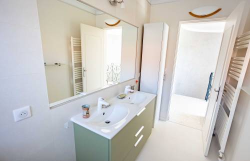 Meuble double vasque, faience et béton ciré au sol