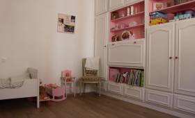 Installation de cimaises dans une chambre pour enfant
