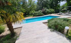 La piscine et les terrasses