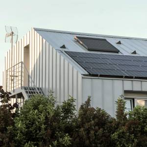Panneaux photovoltaïques et Velux orientés Sud – rénovation énergétique Atelier Ose