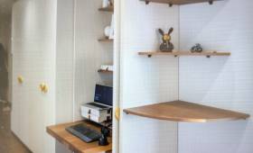 Aménagement sur mesure d’une entrée avec bureau intégré à Thonon-les-Bains