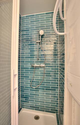 Douche moderne avec une touche de couleur - Paris 17