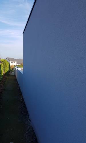 Réalisation des enduits sur des murs parfaitement alignés et de niveau