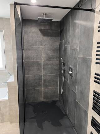 Rénovation de salle de bain avec grande douche carrelée - Saint-Paul-en-Varax 01