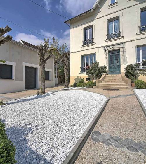 Terrain rénové en béton désactivé et en gravier alvéolaire (Yerres 91330)