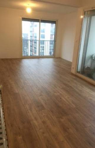 La pièce de vie presque terminé offre déjaà une belle luminosité ! 