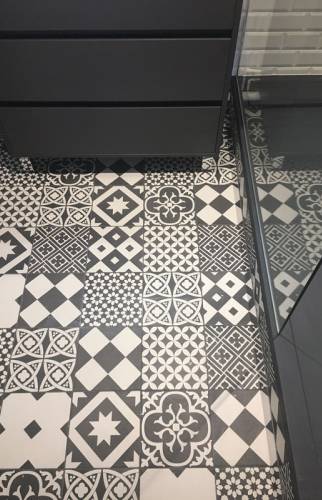 Zoom sur le sol en grès cérame motifs patchwork posé à Hénin-Beaumont.