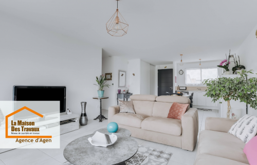 Un salon cosy et lumineux, rénové pour un confort moderne au quotidien.