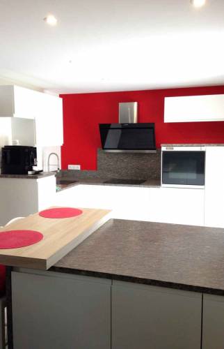 Nouvelle cuisine, blanc laqué, plan de travail granit à Sierentz