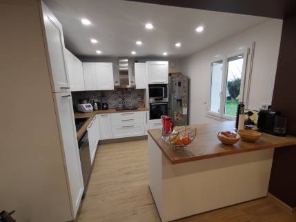 Nouvelle cuisine ouverte sur le séjour après rénovation intérieure - Aubepierre 77390