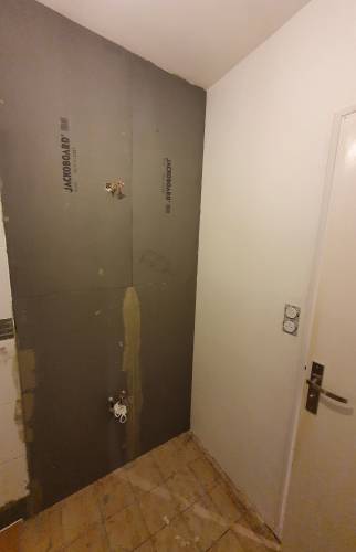 Installation du placoplâtre hydrofuge (étape 3)