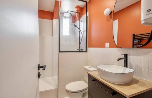 Salle de bain fonctionnelle et élégante à Garches