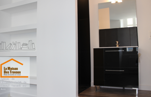 La cuisine rénovée combine esthétique et praticité avec ses lignes épurées, un plan de travail en bois clair 🪵 et des crédences en carreaux blancs qui illuminent l’ensemble 💡