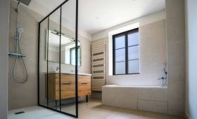 Ecully (69130) : rénovation complète d'une salle de bains avec baignoire, douche et meuble double vasque