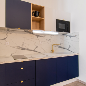 cuisine bleue et marbre - Carole Barthez - La Maison Des Architectes