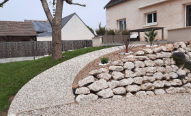 Aménagement d'une jolie allée de jardin en pente