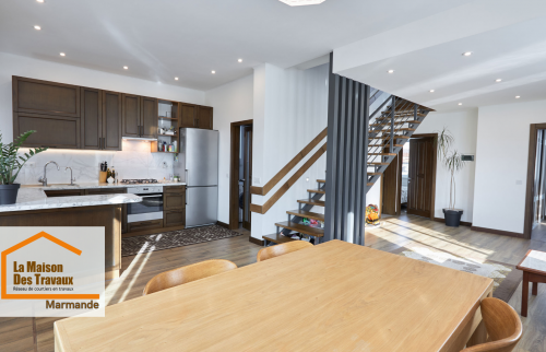 Rénovation intérieure complète à Marmande : cuisine ouverte, escalier bois et métal, parquet chaleureux et volumes repensés pour plus de confort.
