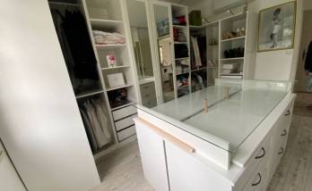 Aménagement de dressing dans une pièce dédiée