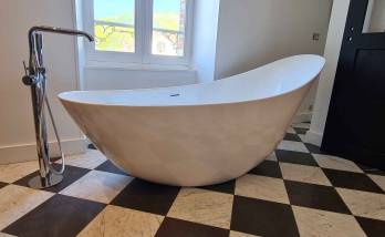 Baignoire îlot et sa robinetterie sur pied