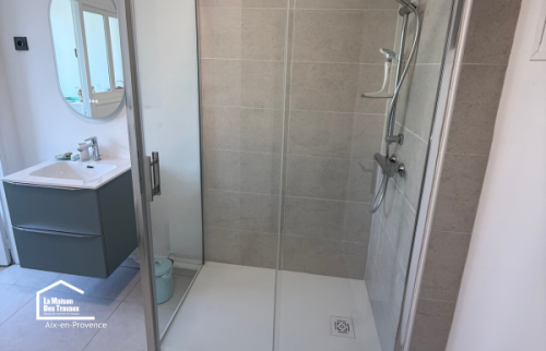 Douche contemporaine installée lors de la rénovation complète d'une salle de bains d'appartement à Aix-en-Provence.