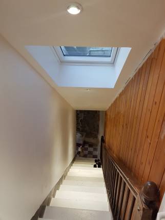 Cage d'escalier isolée et rénovée, ajout d'une fenêtre de toit 